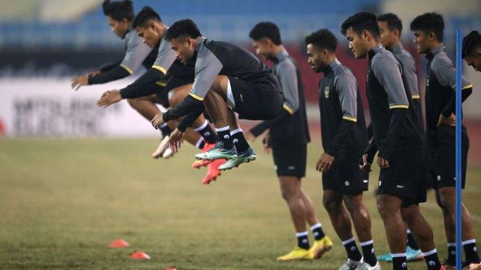 Pesepak bola Tim Nasional Indonesia Saddil Ramdani (ketiga kiri) bersama rekan-rekannya berlatih dalam sesi latihan resmi jelang pertandingan leg 2 babak semi final Piala AFF 2022 di Stadion Nasional My Dinh, Hanoi, Vietnam, Minggu (8/1/2023). Pelatih Shin Tae-yong menegaskan timnya tidak menargetkan seri tetapi menang melawan Timnas Vietnam dalam pertandingan leg 2 pada Senin (9/1/2023) untuk lolos ke babak final. (Kompas.com)