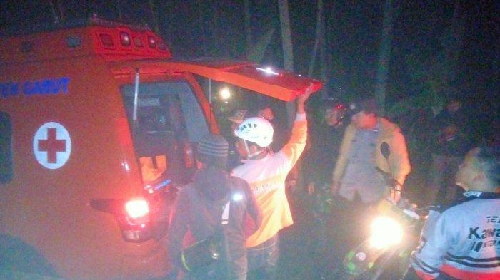 Petugas saat mengevakuasi jenazah Akbar (21) pendaki Gunung Cikuray asal Banten yang meninggal dunia setelah tersambar petir, Sabtu (24/2/2024).