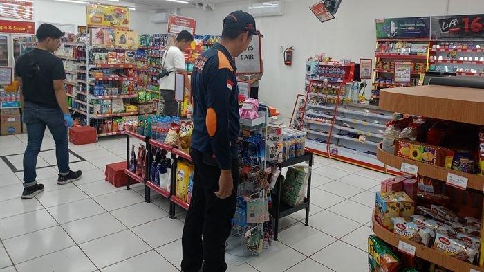 Petugas Inafis Polres Tasikmalaya Kota tengah melakukan olah tempat kejadian perkara (TKP) di wilayah Kadipaten, Kabupaten Tasikmalaya, Kamis (31/10/2024).