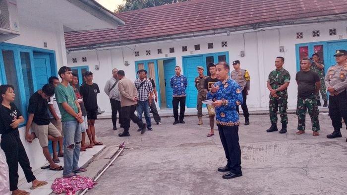 Petugas gabungan ketika melaksanakan operasi pekat ke sejumlah kosan di wilayah Kecamatan Tawang, didapati beberapa miras milik penghuni kosan, Selasa (17/9/2024).