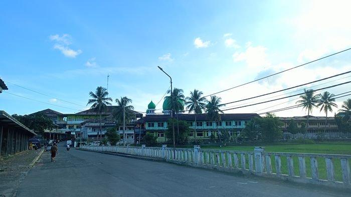 Suassana lingkungan Pondok Pesantren Miftahul Huda Manonjaya sekaligus tempat tinggal mantan Wagub Jabar Uu Ruzhanul Ulum, Selasa (29/4/2025).
