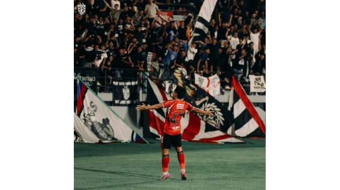 Rahmat Arjuna sedang melakukan selebrasi setelah mencetak gol ke gawang Persib Bandung, Selasa (7/1).