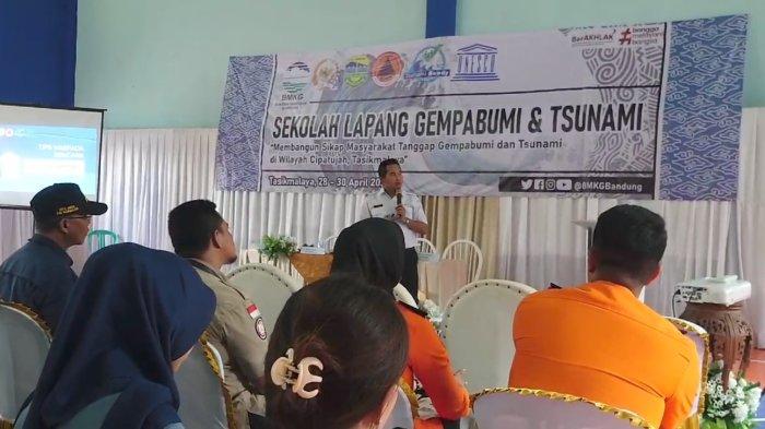 BMKG Bandung menggelar Sekolah Lapang Gempa dan Tsunami (SGL) 2024 di Balai Desa Cikawungading, Kecamatan Cipatujah, Kabupaten Tasikmalaya, Jawa Barat, Selasa (30/4/2024).