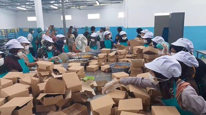SIMULASI DAPUR SPPG - Kondisi dapur SPPG CV Alaska Rasa Nusantara ketika melakukan simulasi menu MBG yang berlokasi di Perum Graha Mangin Persada, Kecamatan Bungursari, Selasa (6/5/2025).