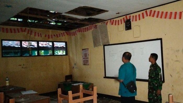 Sambaran Petir Hantam Gedung SMAN 1 Sukadana Tiga Ruang Kelas Rusak Parah, Jumat (17/1/2025).