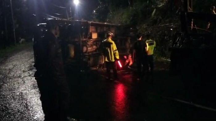 Truk bermuatan minyak goreng masih dilakukan proses evakuasi oleh tim gabungan Polres Tasikmalaya beserta Satpol PP Kabupaten Tasikmalaya di Tanjakan Bohong, Salawu, Rabu (25/12/2024).