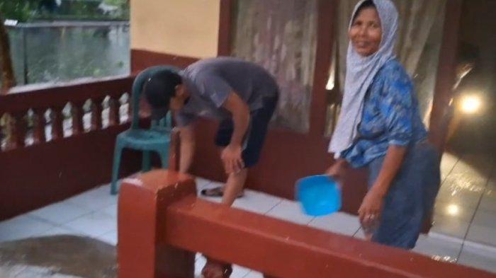 Warga Kampung Gunung Salikur, Kelurahan Sukanagara, Kecamatan Purbaratu, tengah membersihkan teras rumahnya akibat luapan Sungai Dalem Suba, Selasa (28/1/2025).