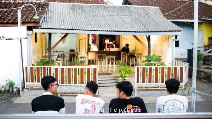 Wartel (Warung Tepi Rel)