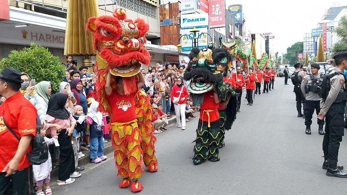 PERAYAAN IMLEK 2025 - Aksi barongsai dan Liong keliling di Jalan HZ Mustofa Kota Tasikmalaya, Rabu (29/1/2025). Atraksi barongsai dan naga itu merupakan salah satu tradisi perayaan Tahun Baru Imlek 2025 yang mampu memnghibur masyarakat.