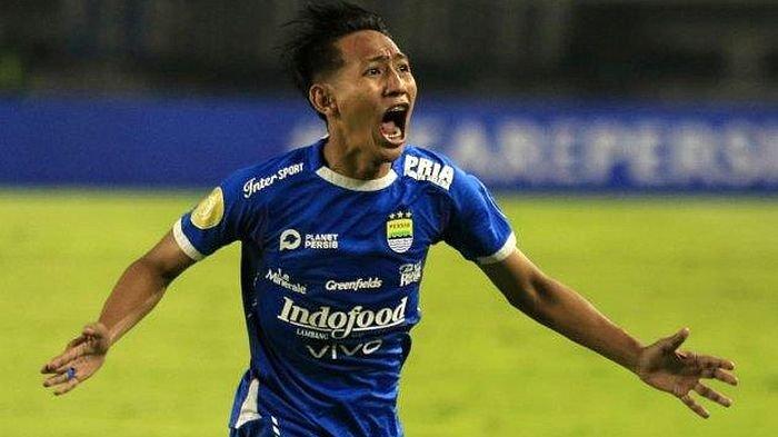DIPANGGIL TIMNAS INDONESIA - Foto dokumen pemain Persib Bandung, Beckham Putra melakukan selebrasi setelah mencetak gol ke gawang Bali United pada pertandingan lanjutan Liga 1 2024-2025, di Stadion Gelora Bandung Lautan Api (GBLA), Gedebage, Kota Bandung, Jawa Barat, Jumat (18/4/2025). Kabar baik menghampiri para Bobotoh dan Persib Bandung. Hal ini seiring dengan adanya pemanggilan Beckham Putra ke Tim Nasional Indonesia.