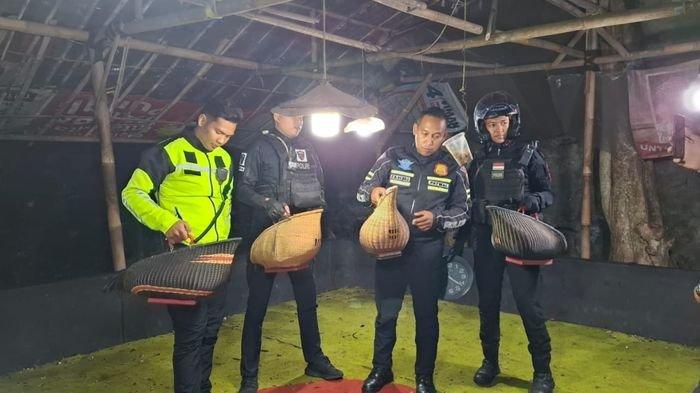 BUKTI SABUNG AYAM - Beberapa barang bukti yang diamankan petugas gabungan saat penggerebekan arena judi sabung ayam di Jalan Taman Harapan, Kelurahan Kahuripan, Kecamatan Tawang, Kota Tasikmalaya, Kamis (10/7/2025) malam.