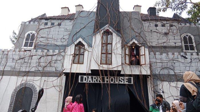 Suasana Dark House atau rumah hantu di Jatinangor National Flower Park (Jans Park), Sumedang, Jumat (30/12/2022).