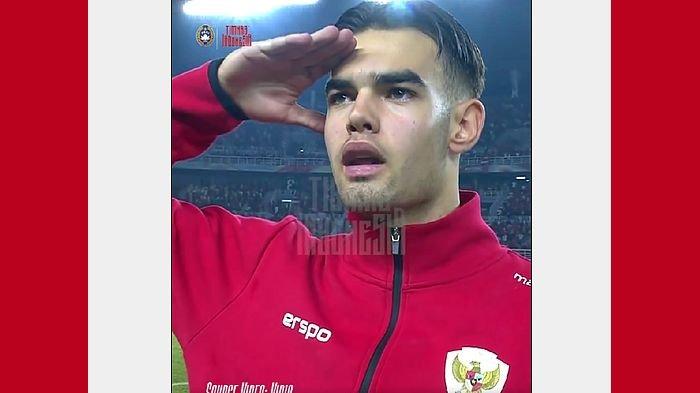 Jens Raven menangis sambil membentangkan bendara Merah Putih saat Timnas U-19 Indonesia menjadi juara Piala AFF U-19 2024.