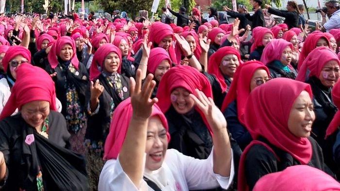 Ribuan warga ramaikan Helaran budaya HUT ke-23 Kota Tasikmalaya yang berlangsung di Jalan Letnan Harun, Indihiang, Minggu (13/10/2024)