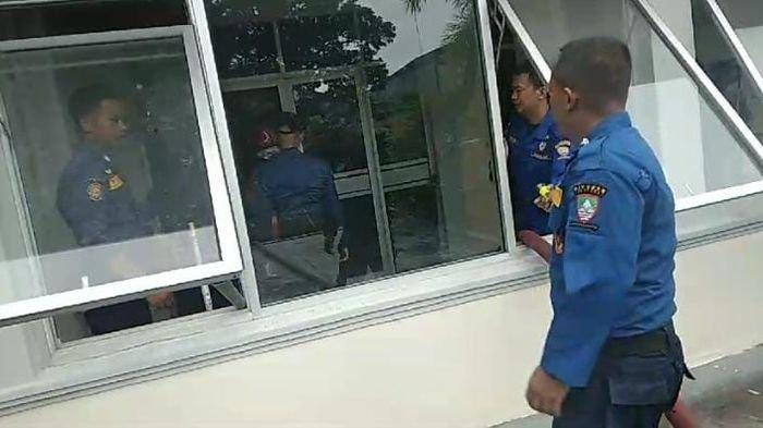 Petugas Damkar Sumedang Kota tengah melakukan pendinginan pasca-ruangan milik SMA Negeri 1 Sumedang, terbakar, Rabu (18/12/2024) pagi.