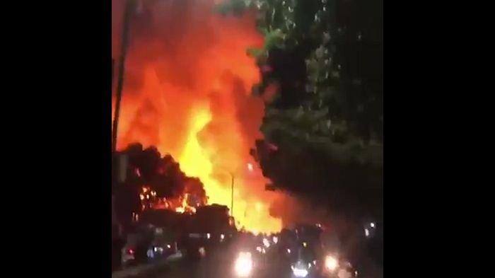 KEBAKARAN SUKAHAJI BANDUNG - Terjadi kebakaran di Jalan Terusan Pasirkoja,Kelurahan Sukahaji, Kecamatan Babakan Ciparay, Kota Bandung, Rabu (9/4/2025) malam. Puluhan kios dikabarkan ludes terbakar.