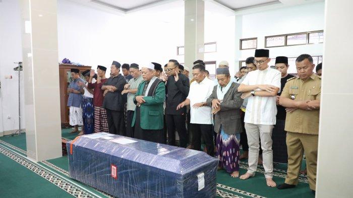 KEPULANGAN JENAZAH - Wali Kota Tasikmalaya, Viman Alfarizi Ramadan (berbaju hitam berkacamata), sedang menyolatkan jenazah Yana Permana (33), Senin (24/3), warga asal Kecamatan Cipedes, yang sempat hilang kontak akibat tenggelam di pantai wilayah Kalimantan pada 19 Maret 2025.