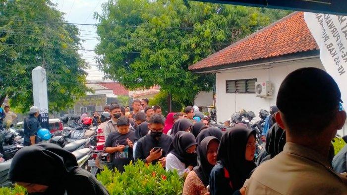 Warga saat mengantre pengambilan tiket pertunjukan Air Mancur Sri Baduga di Kantor Radio Pro 93.1 FM Purwakarta, Rabu (2/8/2023).