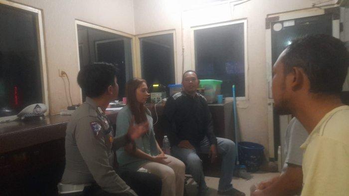 Pasangan pacaran saat dimintai keterangan di Pos Simpang Lima Bunderan Mangga Indramayu, Minggu (23/7/2023).