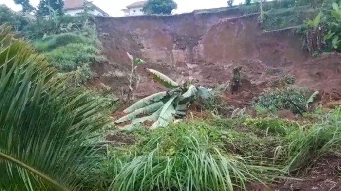Salah satu longsor di area persawahan milik warga di wilayah Desa Sukahening, Kecamatan Sukahening, Kabupaten Tasikmalaya.