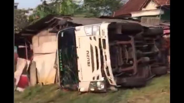 sebuah mobil elf berwarna putih terguling di Jalan Raya Bandung - Tasikmalaya, wilayah Jalanis antara Ciawi - Rajapolah, Rabu (15/5/2024).