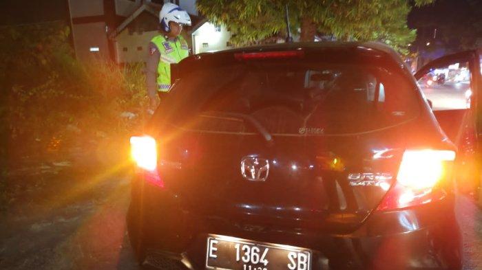 Pasangan pacaran saat dimintai keterangan di Pos Simpang Lima Bunderan Mangga Indramayu, Minggu (23/7/2023).