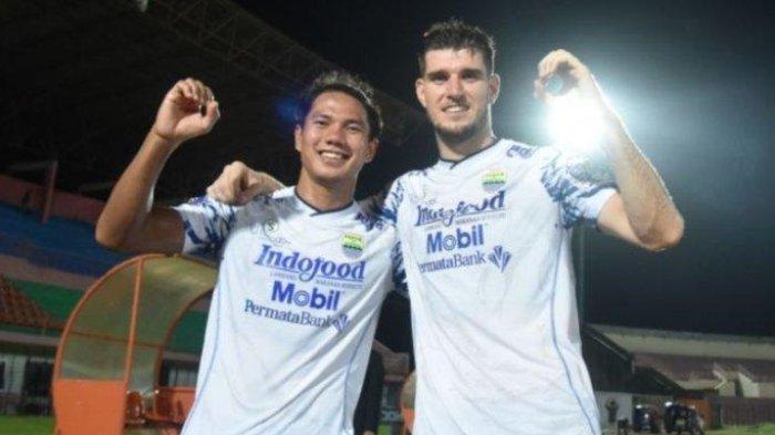 Duet pemain bertahan Persib Bandung, Achmad Jufriyanto bersama Nick Kuipers
