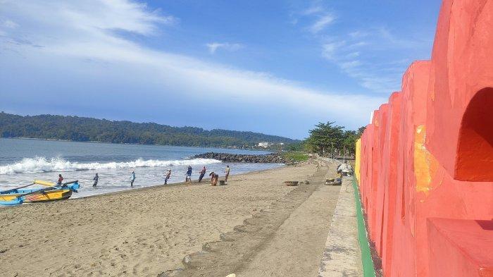 Menikmati suasana pagi di Pantai Pangandaran Sunrise