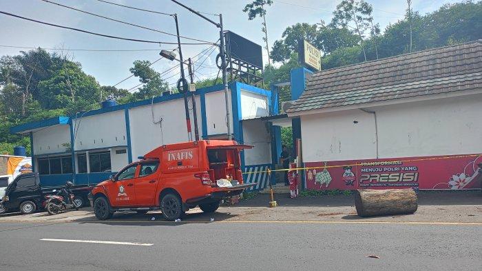 Petugas gabungan dari Polda Jabar dan Polres Tasikmalaya Kota masih melakukan penjagaan di lokasi kejadian, Selasa (17/12/2024).