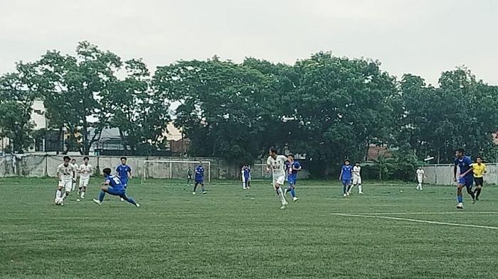 Tim Persikotas FC (jersey putih) ketika melakoni pertandingan di babak 8 besar melawan Maung Anom (biru) di SOR Lodaya, Bandung, Senin (23/12/2024). Di laga itu Persikotas FC berhasil mengalahkan Maung Anom dengan skor 2-1.