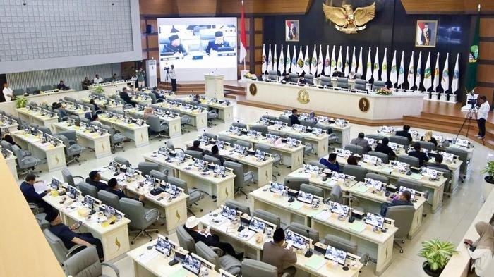 SIDANG PARIPURNA - Suasana sidang paripurna DPRD Jabar, di Gedung DPRD Jabar, Jumat (16/5/2025).