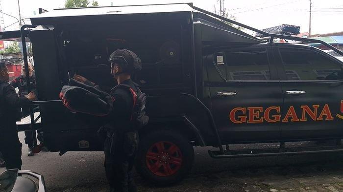Petugas Tim Jibom Brimob Polda Jabar evaluasi granat jenis Nanas di rumah warga Padayungan, Kota Tasikmalaya, Kamis (26/12/2024).