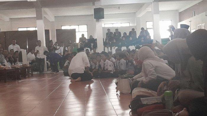 Ganjar Pranowo saat berdialog dengan salah satu santri dengan posisi duduk tanpa alas kaki di Aula Ponpes Darussalam Ciamis, Senin (9/10/2023)