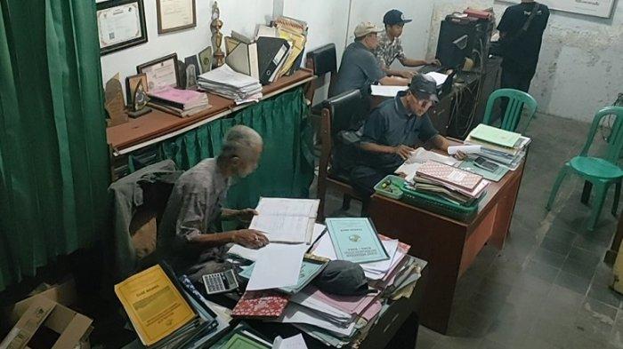 Suasana di koperasi tugu Cijulang dan daftar piutang macet kelompok aktif dan pensiun anggota koperasi tugu Cijulang