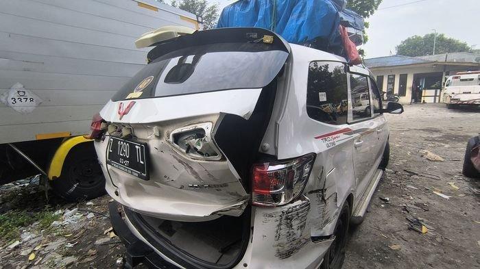 Mobil minibus Wuling Confero dengan nomor polisi Z 1290 TL yang alami kecelakaan di Tol Cipularang KM 80 A, Kecamatan Jatilhur, Kabupaten Purwakarta, Sabtu (5/10/2024). Kecelakaan tersebut sebabkan satu orang tewas.