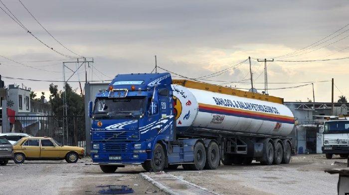 Sebuah truk yang membawa bahan bakar menyeberang melalui perbatasan Rafah memasuki wilayah selatan Jalur Gaza, pada 15 November 2023, di tengah serangan Israel yang terus berlanjut.