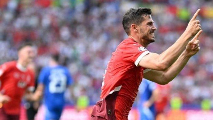 Gelandang Swiss, Remo Freuler, mencetak gol ke gawang Italia pada babak 16 besar Euro 2024 atau Piala Eropa 2024 di Olympiastadion, Berlin, pada Sabtu (29/6/2024).