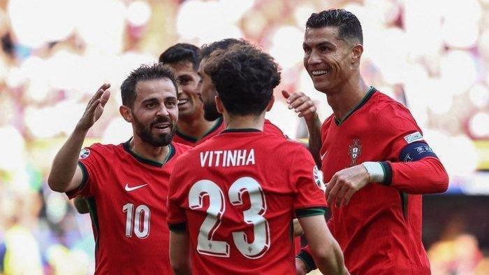 Gelandang timnas Portugal, Bernardo Silva (kiri) merayakan gol bersama Cristiano Ronaldo dan Vitinha pada laga fase grup Euro 2024 di Signal Iduna Park, Sabtu (22/6/2024).