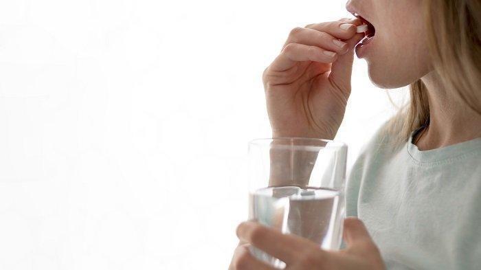 Ilustrasi minum obat-Jenis obat yang sebaiknya dihindari agar tidak mencetuskan perubahan warna gigi.