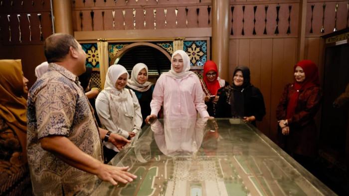 KUNJUNGAN KE TMII - Ketua Dewan Kerajinan Nasional Daerah (Dekranasda) Aceh, Ny Marlina Muzakir, melakukan kunjungan kerja ke Anjungan Aceh di Taman Mini Indonesia Indah (TMII), Jakarta, Kamis (31/7/2025),
Pada kunjungan itu Marlina Muzakir turut didampingi Wakil Ketua Dekranasda Aceh, Ny Mukarramah Fadhlullah, dan istri Ketua DPR Aceh, Ny Rizawati Zulffadhli.(BIRO ADPIM SETDA ACEH)