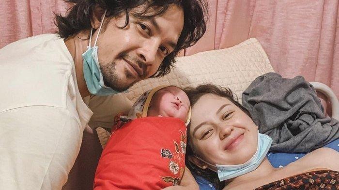 Kimberly Ryder saat melahirkan anak kedua. Unggahan Edward Akbar, yang memperlihatkan Kimberly Ryder menjalani persalinan di bidan viral di sosial media.