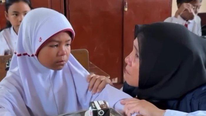 Devi, murid kelas 5 SDN 166 Palembang, Sumatera Selatan, bersama Plt Kasubag Renmin Ditresnarkoba Polda Sumsel, AKP Yetty Gultom.