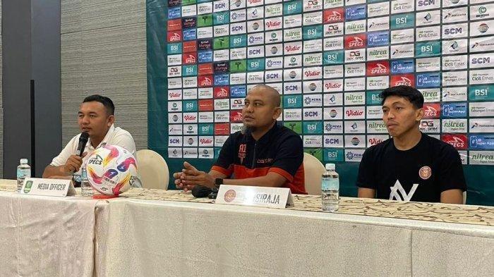 Pelatih Persiraja, Akhyar Ilyas (tengah) dan kiper Persiraja, Rafli Mahreza (kanan) dalam konferensi pers jelang laga menghadapi PSKC Cimahi, di Banda Aceh, Jumat (6/12/2024).