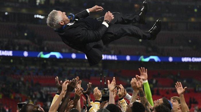 Pelatih Real Madrid Carlo Ancelotti dilempar ke udara oleh para pemainnya saat mereka merayakan gelar usai pertandingan final Liga Champions UEFA antara Borussia Dortmund vs Real Madrid, di Stadion Wembley, di London, pada 1 Juni 2024. (Foto oleh INA FASSBENDER / AFP)(AFP/INA FASSBENDER)