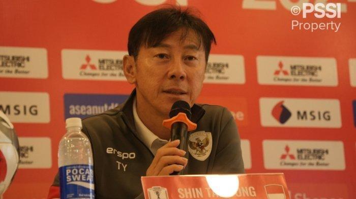 Pelatih Timnas Indonesia, Shin Tae-yong, saat konferensi pers menjelang laga melawan Vietnam pada pertandingan fase grup B Piala AFF 2024, Sabtu (14/12/2024).