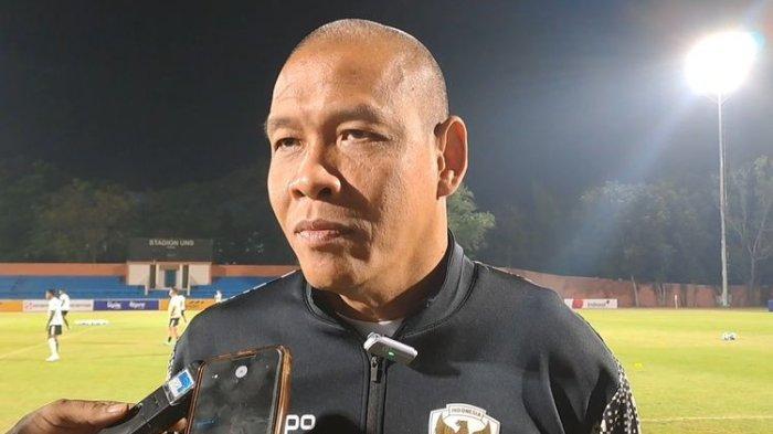 Pelatih Timnas U-16 Indonesia, Nova Arianto, saat sesi latihan di Stadion Universitas Sebelas Maret Kota Solo, Jawa Tengah, pada Minggu (23/6/2024).