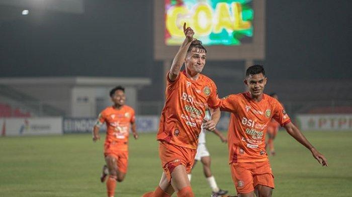 Pemain Persiraja Banda Aceh merayakan kemenangan setelah mengalahkan FC Bekasi City 2-1 dalam lanjutan Liga 2 Indonesia di Stadion H Dimurthala , Banda Aceh Rabu (20/11/2024)