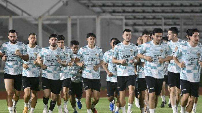 Pemain Timnas Indonesia berlatih menjelang pertandingan Kualifikasi Piala Dunia 2026 di Stadion Madya, Senayan, Jakarta, pada Minggu (9/6/2024). Timnas Indonesia akan melawan Filipina pada pertandingan Ke-6 Grup F putaran kedua Kualifikasi Piala Dunia 2026, di Stadion Utama Gelora Bung Karno (SUGBK), Jakarta, pada Selasa 911/6/2024) malam WIB nanti.