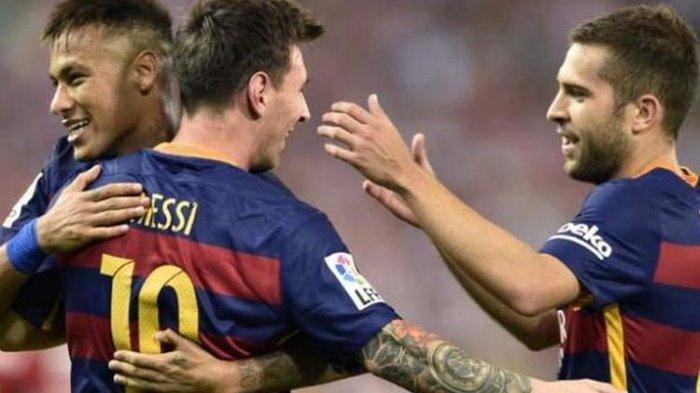 Penyerang Barcelona Lionel Messi (tengah) melakukan selebrasi bersama rekannya, Neymar (kiri) dan Jordi Alba setelah mencetak gol ke gawang Atletico Madrid pada lanjutan pertandingan La Liga di Vicente Calderon, Sabtu (12/9/2015). Terkini, Lionel Messi turut melepas kepergian Jordi Alba dari Barcelona dengan sebuah pesan menyentuh di Instagram, Rabu (24/5/2023).