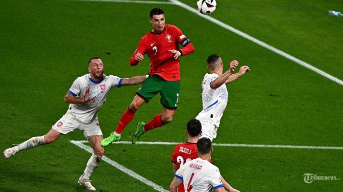 Penyerang Portugal #07 Cristiano Ronaldo (tengah) menyundul bola selama pertandingan sepak bola Grup F UEFA Euro 2024 antara Portugal dan Republik Ceko di Stadion Leipzig di Leipzig pada 18 Juni 2024. (Photo by GABRIEL BOUYS / AFP)